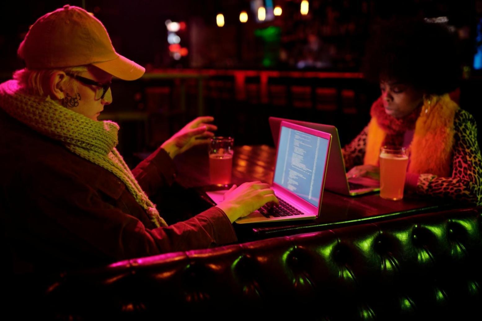 Équipe travaillant sur des projets d'automatisation collaborative